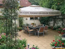 Casa Bartolomeu, pe doua nivele, stil deosebit, curte comuna