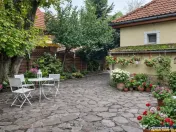 Casa Bartolomeu, pe doua nivele, stil deosebit, curte comuna 