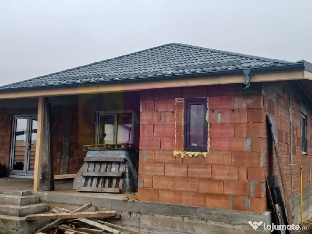 Săbăreni, casă nouă 4 camere parter, curte 480 mp