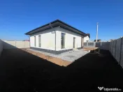 Casa individuala pe parter cu 4 camere // 2 bai // panouri 3 