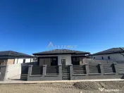 Casa individuala pe parter cu 4 camere // 2 bai // panouri 3 