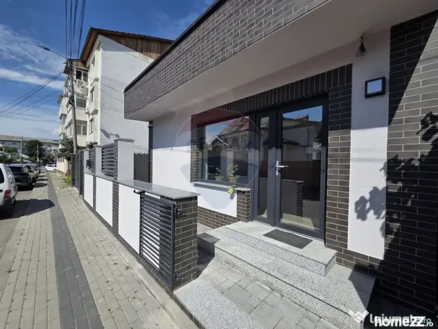 Spațiu comercial cu locuri de parcare.