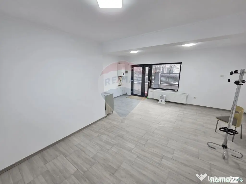 Spațiu comercial cu locuri de parcare.