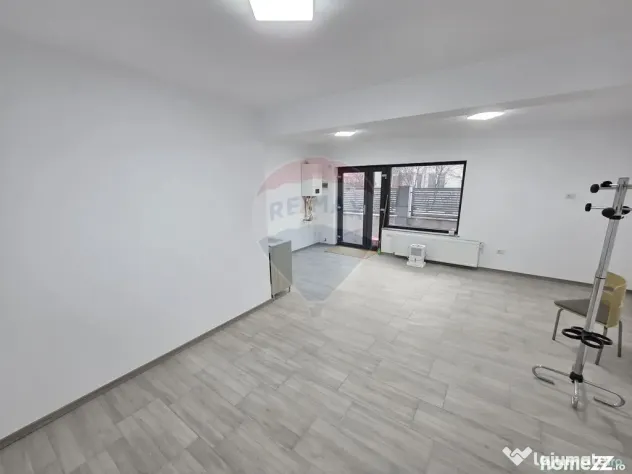 Spațiu comercial cu locuri de parcare.
