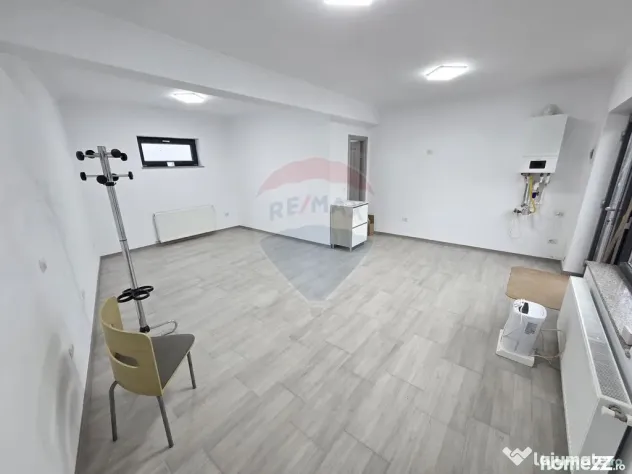 Spațiu comercial cu locuri de parcare.