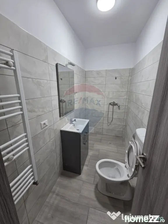 Spațiu comercial cu locuri de parcare.