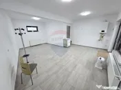 Spațiu comercial cu locuri de parcare. 