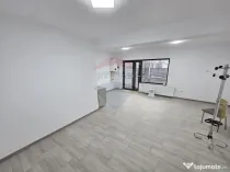 Spațiu comercial cu locuri de parcare.