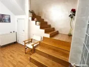 Casa in apreciabil potential,cu terase, curte,gradina echipa 