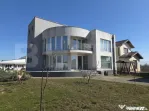 Arhitectură Vizionară și Independență Energetică în E