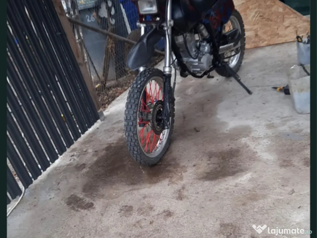 Motocicleta Honda cross cu motor de TMMP