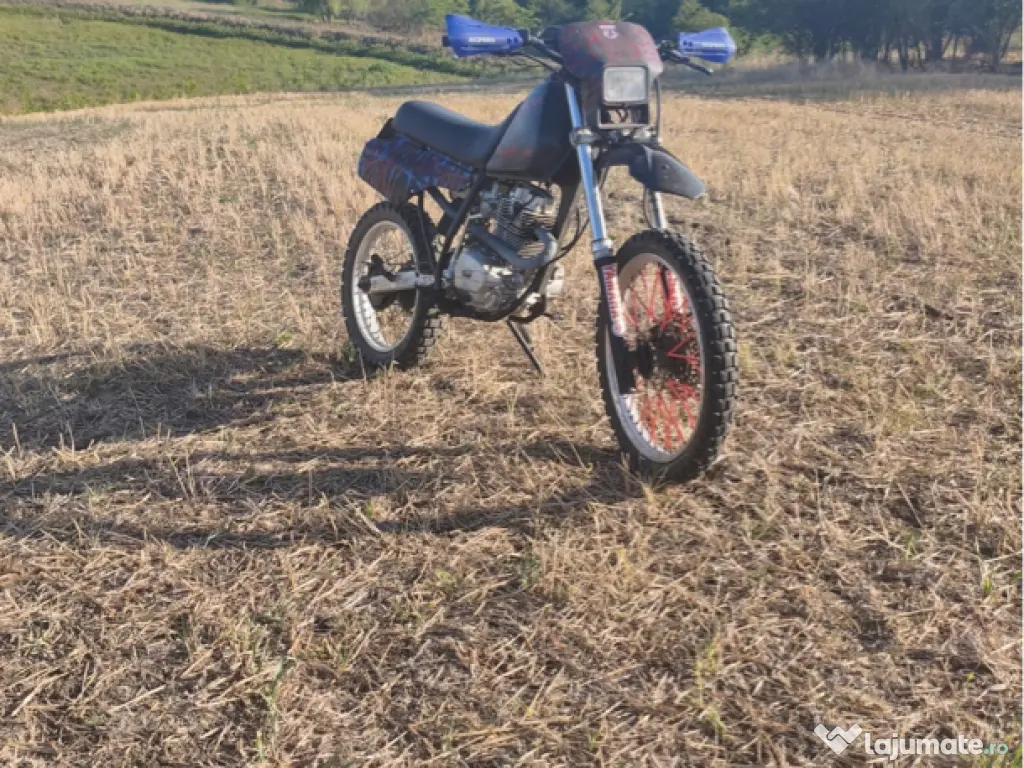 Motocicleta Honda cross cu motor de TMMP