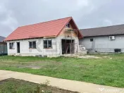 Proprietate cu 2 case in Osorhei intr-o zona cu case noi. 