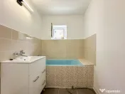 Lângă parc, renovat complet, gata să devină al tău. Tot 