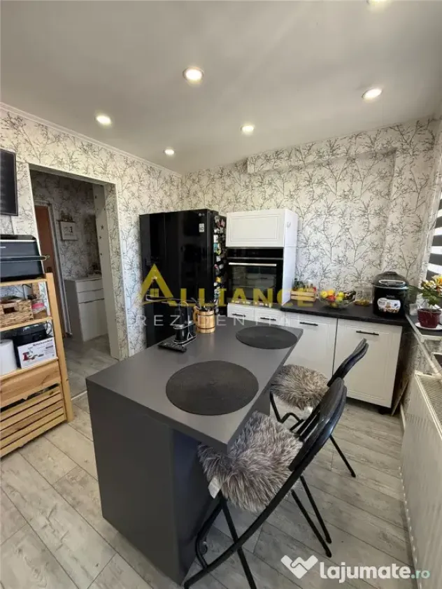 3camere , etaj 10/10 Aleea Barajul Bistritei