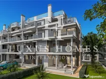 Apartament cu terasă, vedere frumoasă la mare și piscină situată lângă plajă