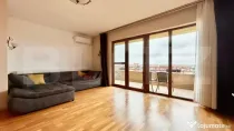 Apartament cu 3 camere, în curte privată