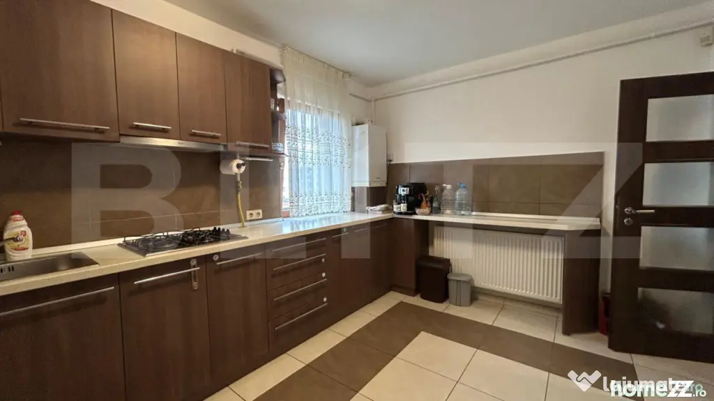 Apartament cu 3 camere, în curte privată
