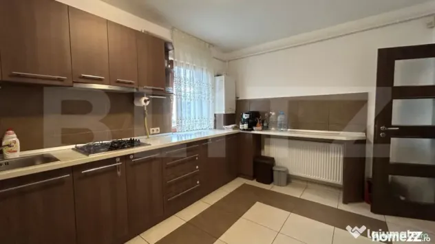 Apartament cu 3 camere, în curte privată