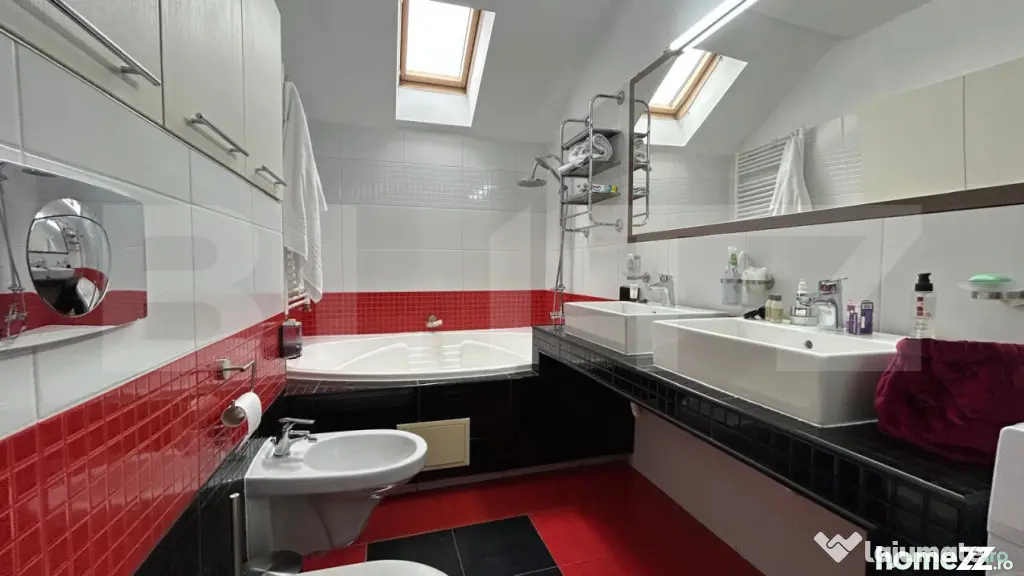 Apartament cu 3 camere, în curte privată