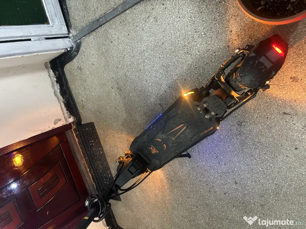 Vând trotinetă electrică kukyrin g2 master sub 100 km