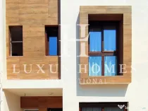 Casă cu terasă, piscină privată situată într-o zonă premium aproape de mare