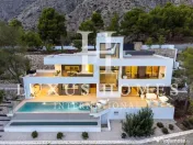 O casă confortabilă și luminoasă, într-una dintre cele mai exclusiviste zone 