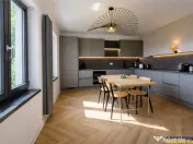 FILM! Vila de poveste, in centrul Brasovului, pe Drumul Ceta 