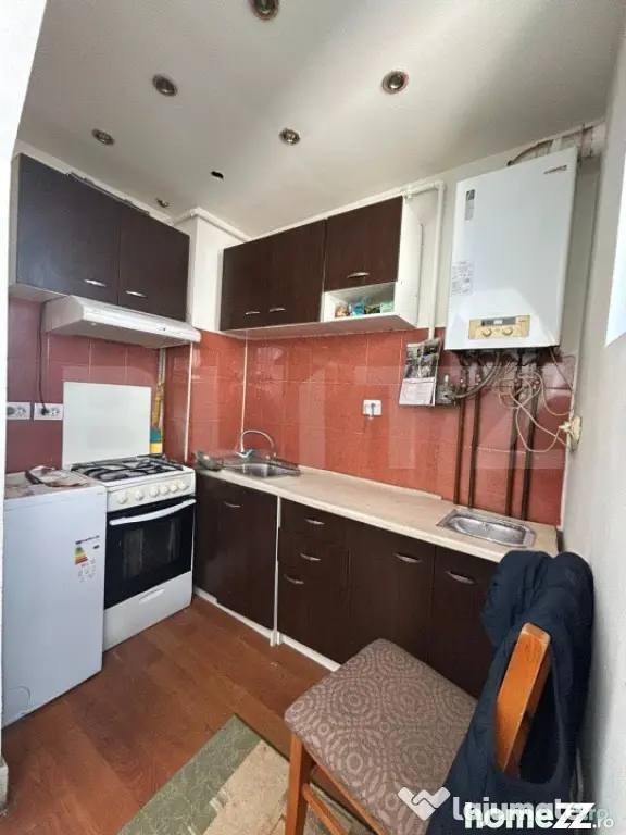 Garsonieră cochetă, complet mobilată, cu centrală propri
