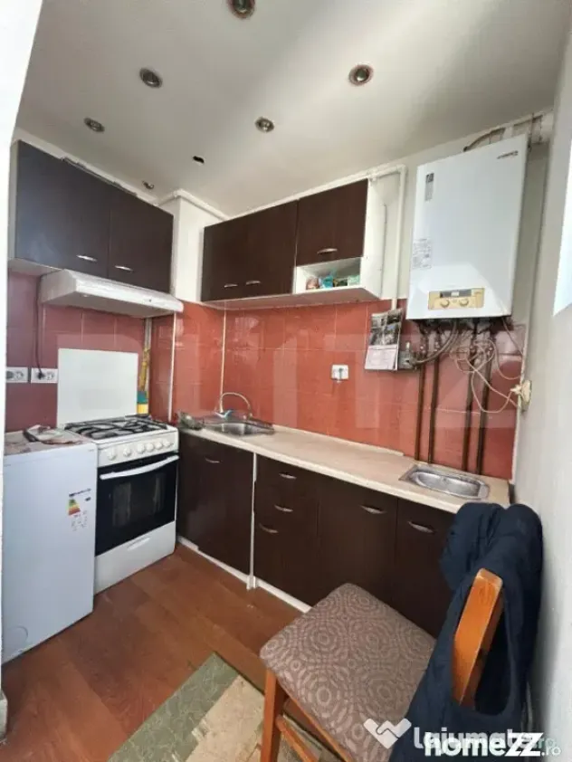 Garsonieră cochetă, complet mobilată, cu centrală propri
