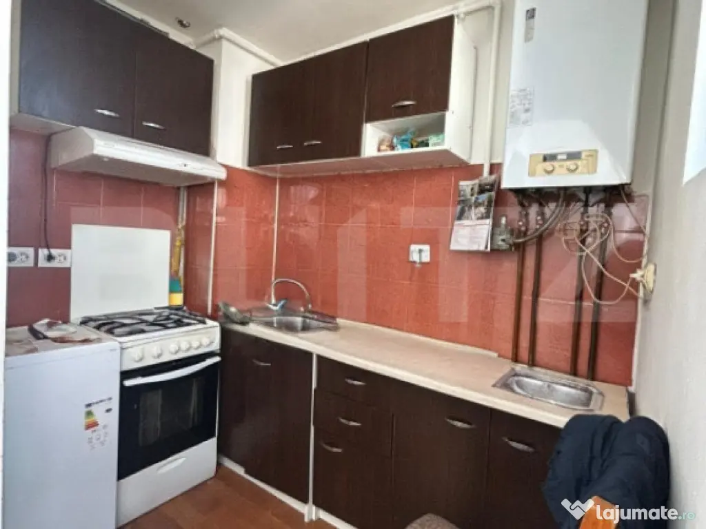 Garsonieră cochetă, complet mobilată, cu centrală propri