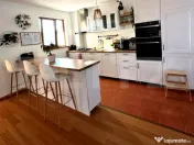 Casă individuală mobilată în stil scandinav și curte am 