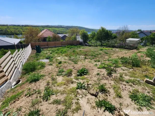 Casă parter, 3 camere, 818 mp teren, zona Valea Adanca