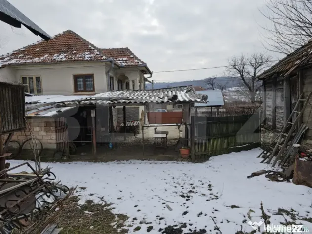 Casa plan parter plus etaj, cu 3 camere, 158 mp si 6300 mp t - Targu Jiu (Gorj)