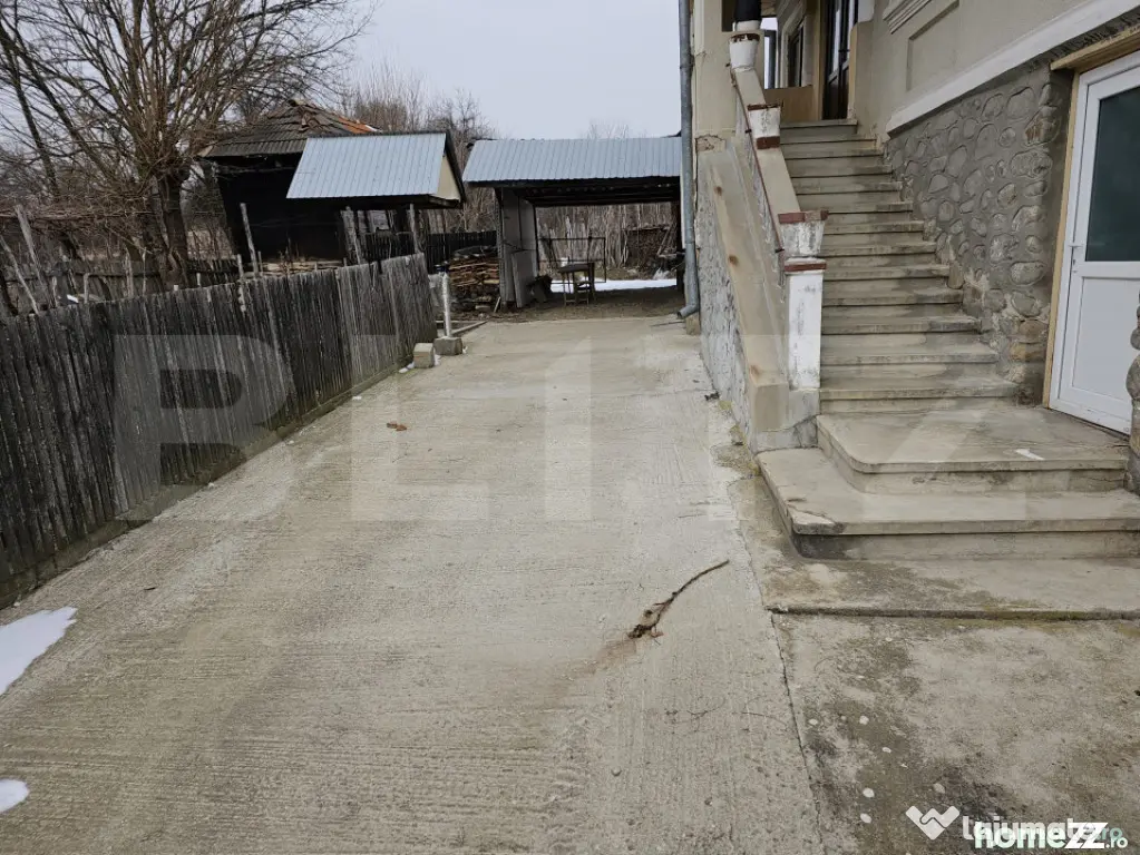 Casa plan parter plus etaj, cu 3 camere, 158 mp si 6300 mp t - Targu Jiu (Gorj)