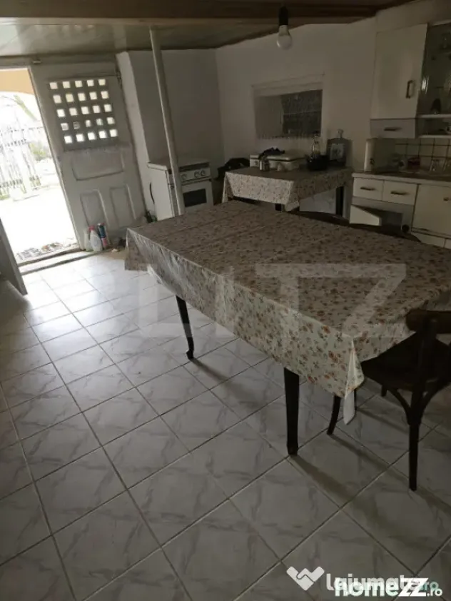 Casa plan parter plus etaj, cu 3 camere, 158 mp si 6300 mp t - Targu Jiu (Gorj)