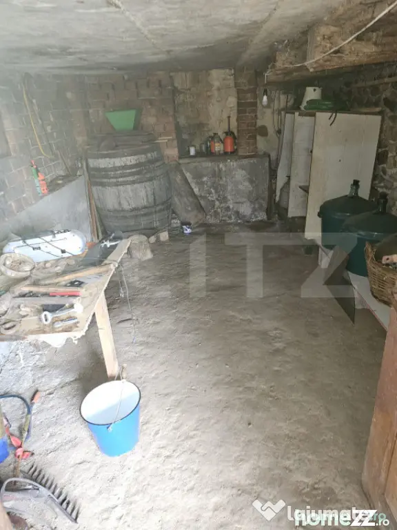 Casa plan parter plus etaj, cu 3 camere, 158 mp si 6300 mp t - Targu Jiu (Gorj)