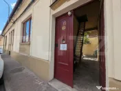 Apartament ultracentral, cu o cameră si curte comună. 