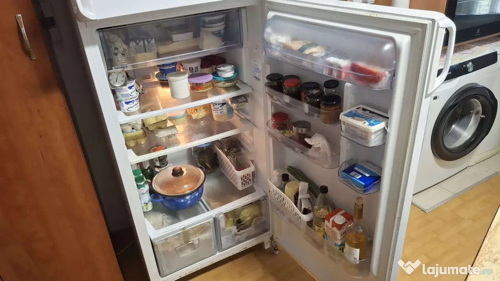 Frigider INDESIT in functiune