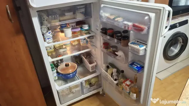 Frigider INDESIT in functiune