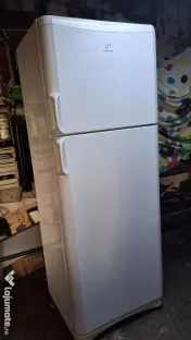 Frigider INDESIT in functiune 