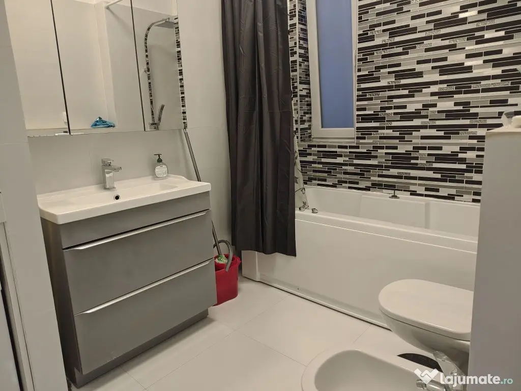Apartament 3 camere la casa ,ultracentral, 550 E neg. Com...