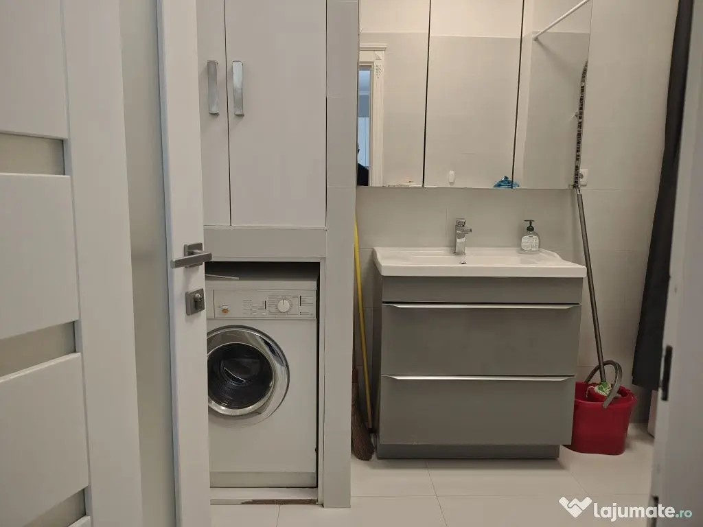 Apartament 3 camere la casa ,ultracentral, 550 E neg. Com...