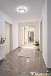 Prima ! Decomandat, 3 camere, 2 bai, loc de parcare, Casa No 