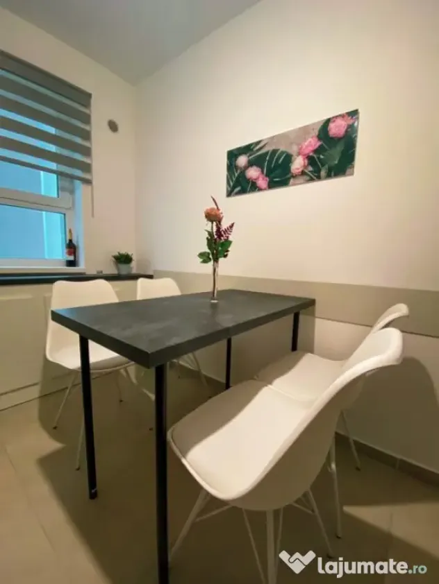 Apartament 3 camere zona Coresi ,parcare,2 gr,164900 Euro