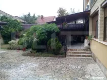 Casa de vanzare, 10 camere, 611 mp + teren de 440 mp - Orade