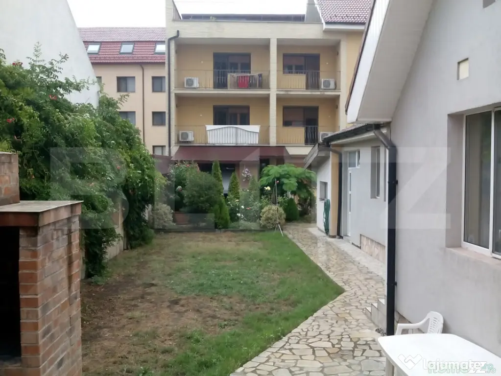 Casa de vanzare, 10 camere, 611 mp + teren de 440 mp - Orade