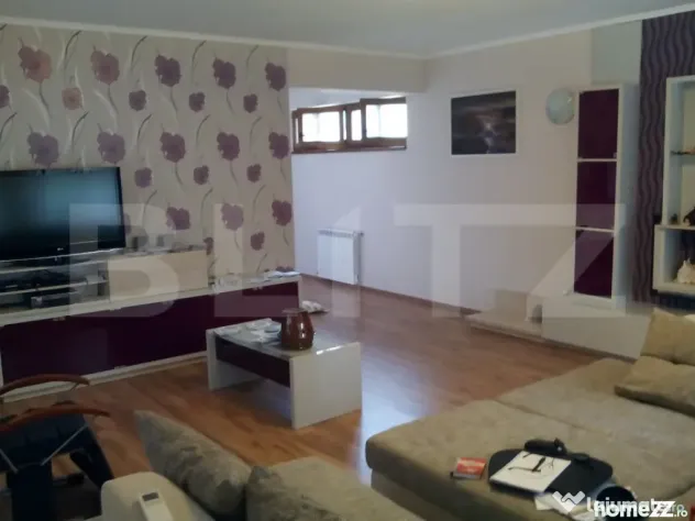 Casa de vanzare, 10 camere, 611 mp + teren de 440 mp - Orade