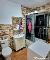 Apartament cu 3 camere, parcare, gradina, zona Porii 