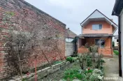 Doua case de vanzare in curte comuna,zona Titulescu Satu Mar 